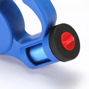 Détail d'une laisse rétractable bleue pour chien avec distributeur de sacs intégré