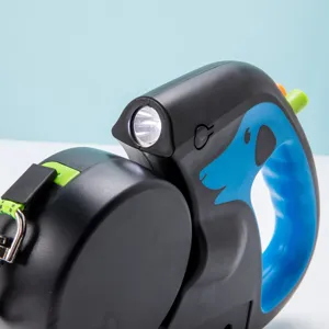 Laisse pour chien rétractable avec lampe LED et chargement USB très pratique.