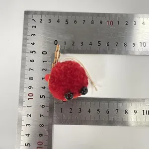 Detalle de adorno de reno de pompón de fieltro rojo con regla para referencia de talla