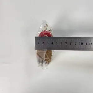 Primer plano de la medición de anchura de un adorno de reno navideño de fieltro.