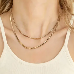 Elegante 18K vergoldete Box-Halskette aus Edelstahl, getragen von einem Modell