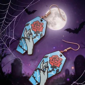 Λεπτομερής μακροεντολή από σκουλαρίκια Halloween σε σχήμα φέρετρου με ρόδο