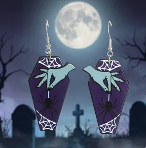 Σκουλαρίκια φέρετρο Halloween με αράχνη και χέρι σε μωβ ακρυλικό, κοντινό πλάνο