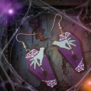 Λεπτομέρεια από σκουλαρίκια φέρετρο Halloween με σχέδιο αράχνης και φαντάσματος.