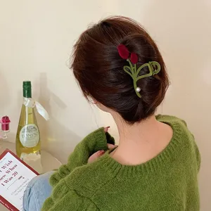 Samt Tulpen Haarspange Detailansicht hinten, elegantes grünes Blumen Haaraccessoire Damen.