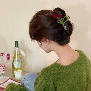 Samt Tulpen Haarklammer mit Perlen Detail, stilvolles gruenes und rotes Haaraccessoire.