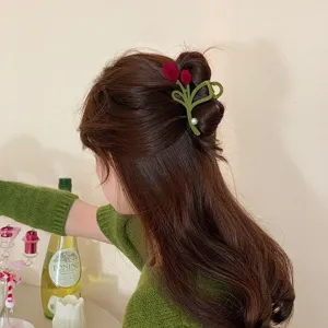Detailansicht der Samt Tulpen Haarklammer in sattem Grün und Rot, elegantes Haaraccessoire.