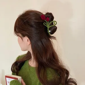 Samt Tulpen Haarklammer Detailansicht, elegantes grünes Haaraccessoire für Damen im Herbst.