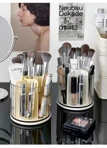 Elegante portapennelli da trucco rotante che mostra vari cosmetici sulla scrivania