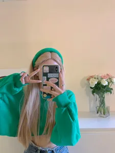Groene brede gebreide haarband detail, comfortabel en gezellig haaraccessoire voor stijl.