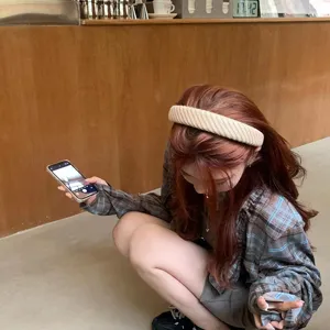 Beige brede gebreide haarband voor dames, stijlvol haaraccessoire voor dagelijks en buitenshuis.