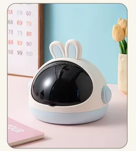 Primer plano de un lindo organizador de escritorio con forma de conejo y tapa negra cúpula.