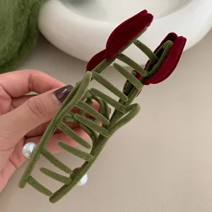 Detailaufnahme der grünen Samt Tulpe Haarklammer mit Perlen, eleganter Herbst Haarschmuck.