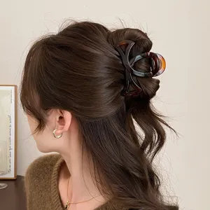 Molla per capelli tartarugata e traforata da donna, elegante accessorio per acconciature.