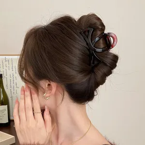 Dettagli dell'elegante molletta per capelli traforata, perfetta per lo styling quotidiano.