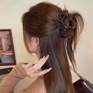 Elegante molletta per capelli traforata da donna, pinza geometrica marrone per semiraccolto.