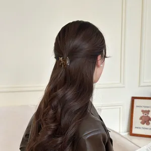 Detailaufnahme einer koreanischen Acetat Mini Haarklammer mit elegantem Schildpattmuster.
