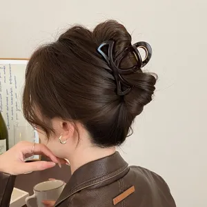 Molletta per capelli traforata da donna, pinza media per acconciature chic e uso quotidiano.