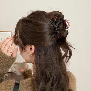 Dettaglio di molletta per capelli cava marrone, accessorio elegante per acconciatura.