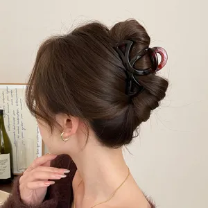 Dettaglio elegante di molletta per capelli traforata, fermaglio medio chic per acconciature.