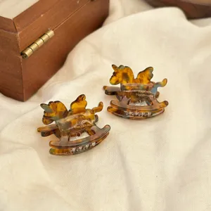 Acetat Schaukelpferd Haarklammer Detail, Schildpatt Muster, elegante kleine Haarklammer.