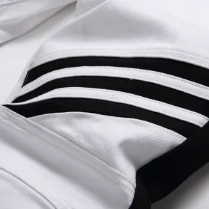 Ανδρικό ασπρόμαυρο slim fit ελαστικό τζιν παντελόνι με μοντέρνες ρίγες αντίθεσης μόδας.