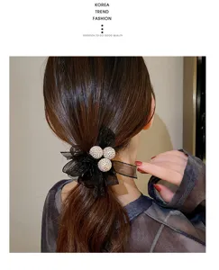 Charmant élastique à cheveux en tulle noir avec trois boules de strass, accessoire élégant.
