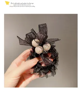 Gros plan détaillé de l'élégant chouchou à cheveux en filet noir avec des perles de strass.
