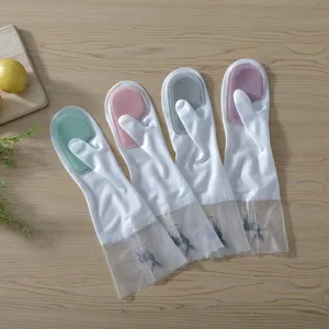 Lot de quatre gants de nettoyage en silicone colorés avec brosses intégrées sur bois.
