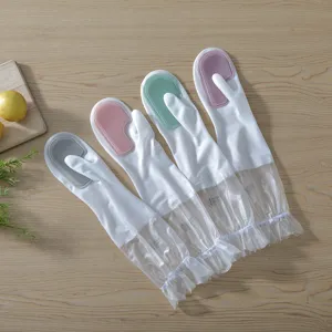 Détail de gants de vaisselle en silicone avec brosse et manches en dentelle étanches