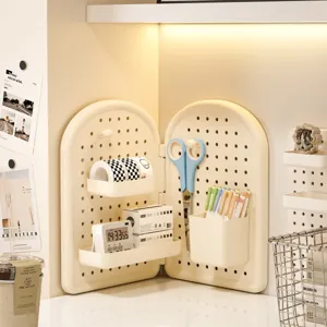 Desktop Lochwand-Organizer in Creme mit Ablagen und Haken für Büro-Schreibwaren.