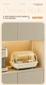 Dettaglio del portabicchieri antipolvere stile crema con coperchio trasparente in cucina.
