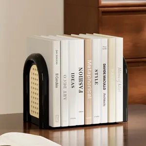 Fermalibri moderno nero a forma di U con pannello in rattan per organizzazione scrivania minimal