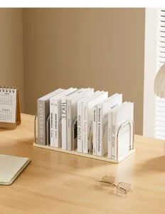 Minimalistischer beigefarbener Schreibtisch-Buchständer auf einer Holzoberfläche