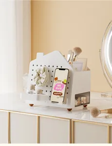 Détail de l'organisateur de bureau blanc en forme de maison avec panneau perforé