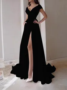 Elegante vestido de noche largo negro con una abertura alta y un elegante escote en V