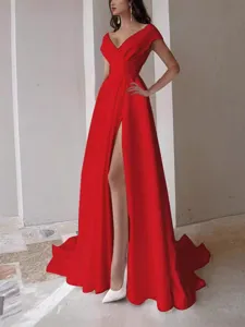 Elegante vestido de noche rojo con hombros descubiertos, abertura alta y cola larga