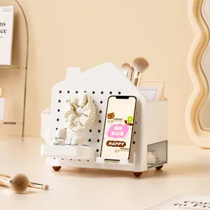 Organisateur de cosmétiques blanc en forme de maison avec panneau perforé et mouchoirs