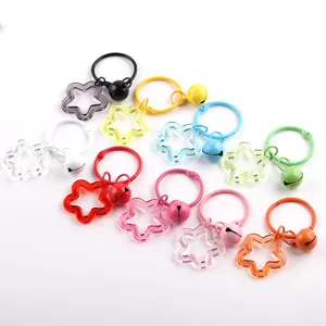 Detailansicht bunter transparenter Stern-Schlüsselanhänger mit Glocken und Ringen