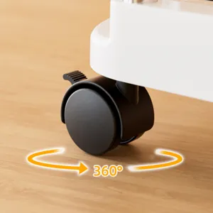 Gros plan sur la roue pivotante à 360 degrés pour chariot de rangement mobile blanc