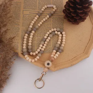 Detailansicht von Holz- und Silikonperlen Gänseblümchen Schlüsselband Lanyard mit Metallring.