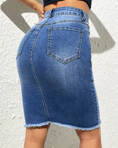 Vista posteriore dettagliata di gonna di jeans elasticizzata a vita alta con bordo sfilacciato