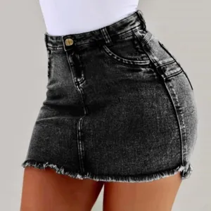 Nahaufnahme eines grauen Jeans-Minirocks mit hoher Taille und ausgefranstem Saum