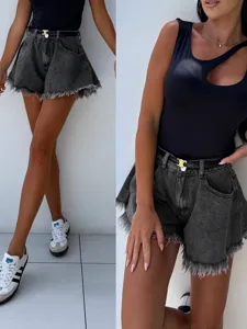 Pantaloncini di jeans neri a vita alta a ombrello con orli sfrangiati e top tagliato.
