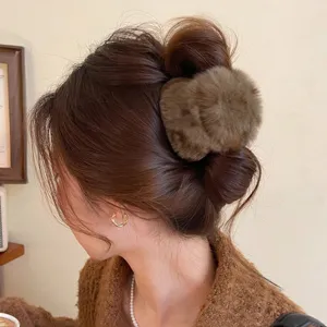 Pince a cheveux en fausse fourrure duveteuse marron elegante accessoire coiffure femme