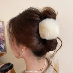 Pince à cheveux élégante en peluche, design en fausse fourrure blanche pour coiffures.