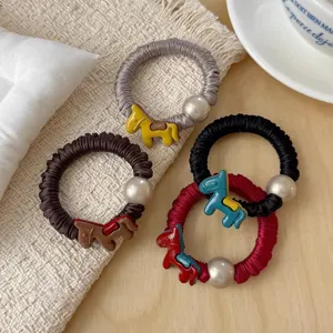 Geplooide haarelastiekjes met paard bedels en parels. Elastische staarthouders en accessoires.