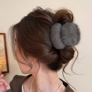 Pince à cheveux duveteuse gris foncé pour femme, grande pince requin en fausse fourrure