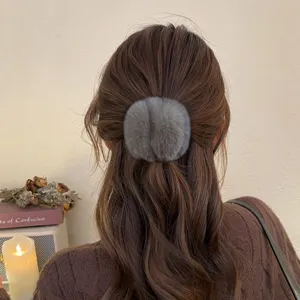 Élégante pince à cheveux en peluche grise pour femmes, pince requin douce pour coiffures d'hiver.