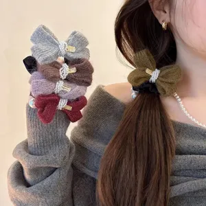 Elastico per capelli con fiocco in maglia e perle da donna, elegante accessorio per coda di cavallo.